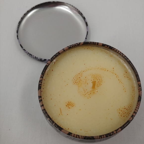 Voluspa 4.5 oz tin candle Santiago Huckleberry - Picture 2 of 3